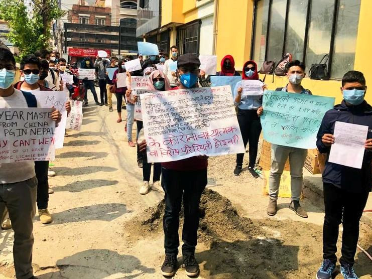 चीनमा एमबीबीएस गरेका विद्यार्थीकाे अपिल : सरकार,  हामी योग्य छौँ, डाक्टर हुनबाट नरोक